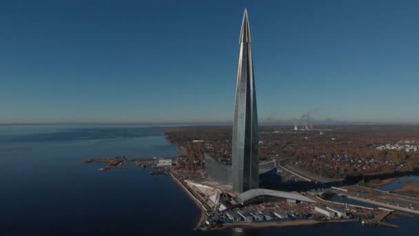 Rascacielos Lakhta centro Gazprom cuartel general. Estadio Zenit Arena. Golfo de Finlandia . — Vídeo de stock