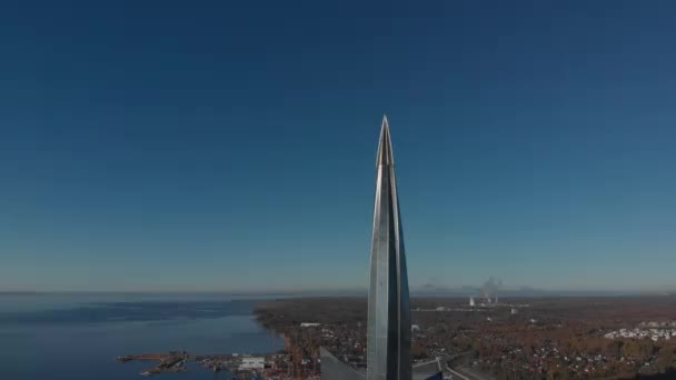 Rascacielos Lakhta centro Gazprom cuartel general. Estadio Zenit Arena. Golfo de Finlandia . — Vídeo de stock