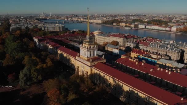 Binaların ana Admiralty St. Petersburg sonbahar güneşli Nehri boyunca — Stok video