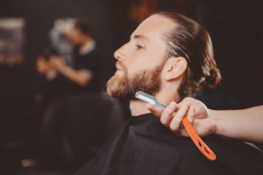 Kuaför işlem tıraş jilet sakallı