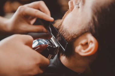 Hipster istemci erkek kuaför dükkanı ziyaret