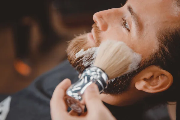 Barbeiro barbeador barbeador processo barbeado — Fotografia de Stock