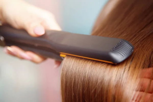 Ferro de cabelo alisamento salão de beleza cuidados — Fotografia de Stock