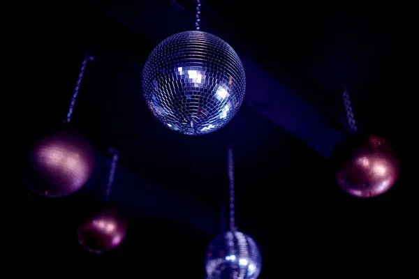 Bola de disco fixada no teto, festa noturna . — Fotografia de Stock