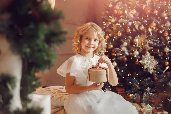 Yılbaşı yeni yıl hediye kutusu açma Santa şapkalı çocuk kız — Stok fotoğraf