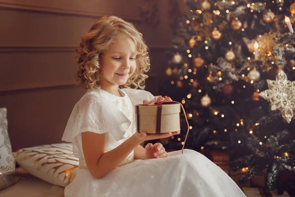 Yılbaşı yeni yıl hediye kutusu ile gülümseyen kız. — Stok fotoğraf