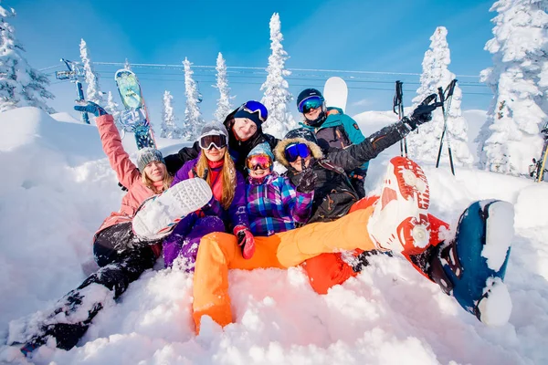 Grupo de gente alegre con esquís y tablas de snowboard juegan —  Fotos de Stock