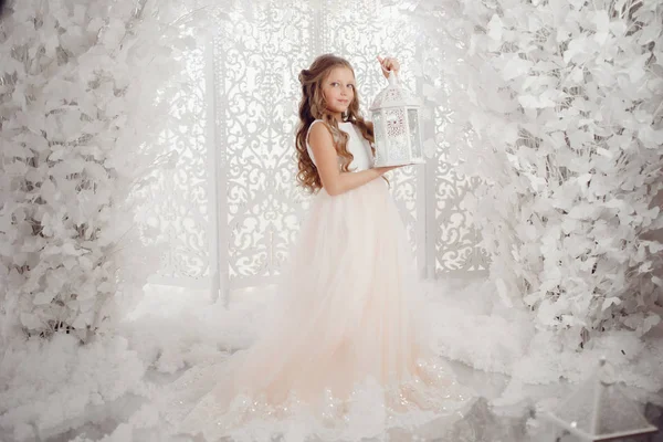 Retrato de menina bonita vestido branco segurando lanterna, conceito natal . — Fotografia de Stock