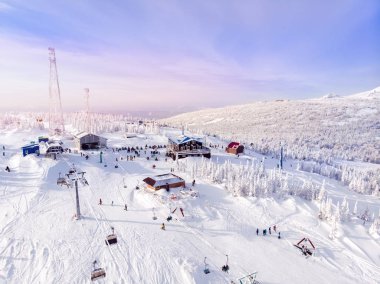 Sheregesh, Kemerovo, Rusya Federasyonu, havadan görünümü dron dağlar ve orman, Kış Kayak Merkezi