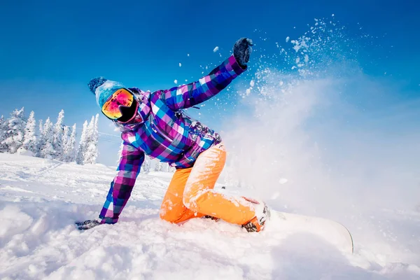 Snowboarder sulle gite in snowboard attraverso la neve, esplosione . — Foto Stock