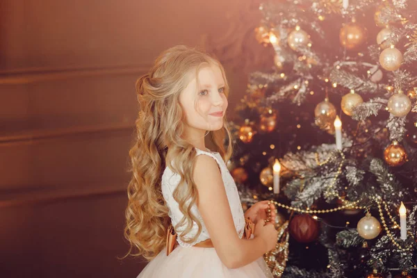 Retrato de hermosa niña en vestido blanco fondo árbol de Navidad . —  Fotos de Stock