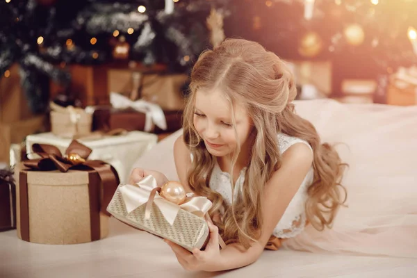 Criança feliz abrindo caixa de presente de Natal árvore de fundo escuro . — Fotografia de Stock