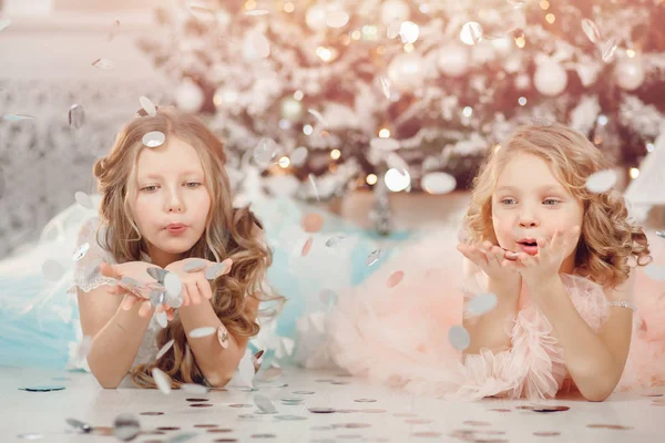 Crianças felizes irmã abrir casa presente mágico perto de árvore no vestido. Feliz Natal! . — Fotografia de Stock