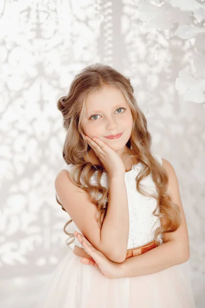 Retrato de menina bonita em vestido branco, conceito de natal . — Fotografia de Stock