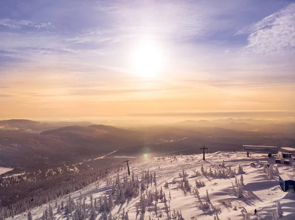 Scheregesch, kemerowo, russland, Drohne aus der Luft Berge und Wald, — Stockfoto