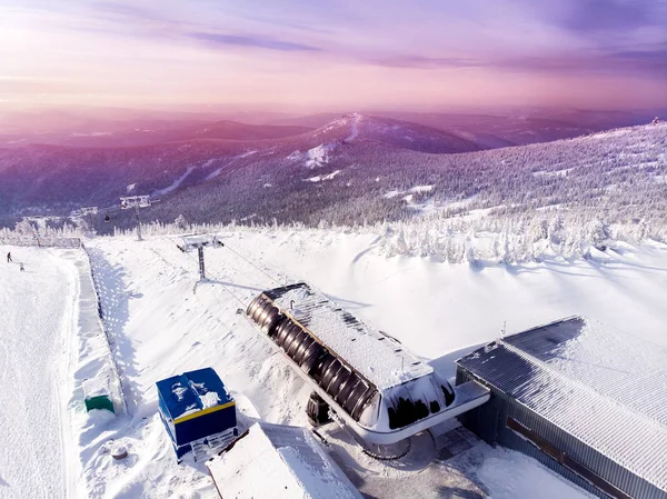 Scheregesch, kemerowo, russland, Drohne aus der Luft Berge und Wald, — Stockfoto