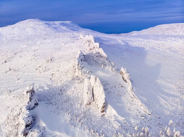 Antenne Drohne Ansicht Winter Berge Wald. — Stockfoto