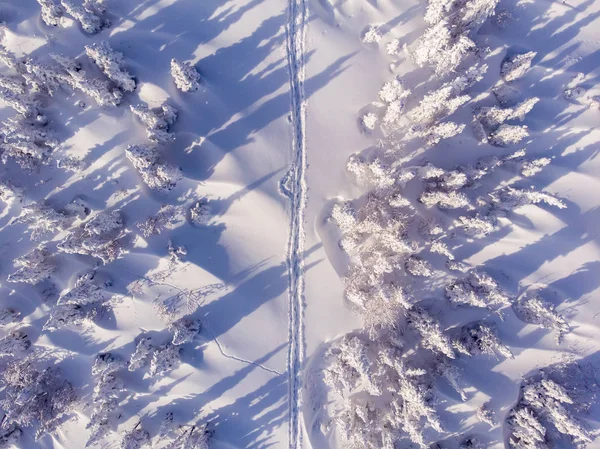 Drohnen-Ansicht Winter Berge Wald und Straße. — Stockfoto