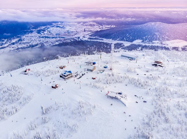 Scheregesch, kemerowo, russland, Drohne aus der Luft Berge und Wald, — Stockfoto