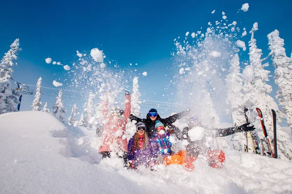 Birlikte grup insan neşeli kayak ve snowboard oynamak — Stok fotoğraf