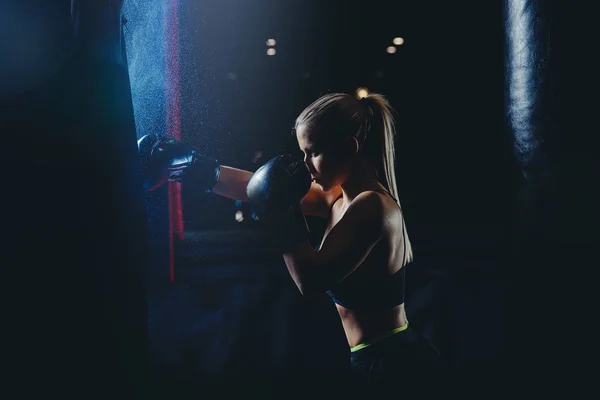Молода Приваблива Блондинка Спортсменка Бокс Верхніх Вправах Зал Ударний Мішок — стокове фото