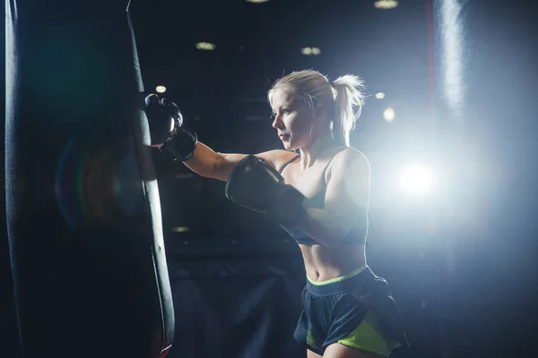 Дівчина спортсмен бокс ММА — стокове фото