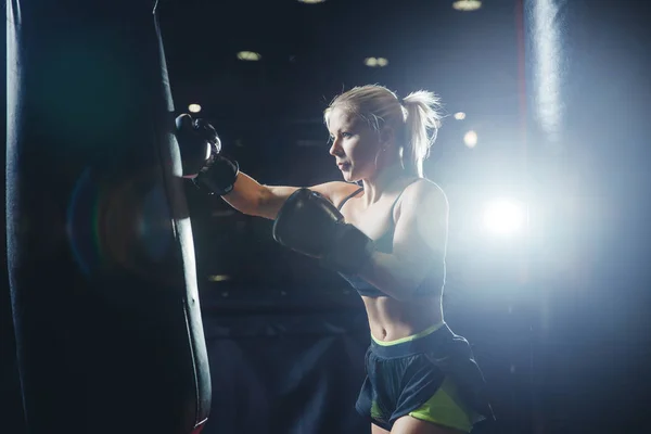 Fille athlète Boxe MMA — Photo