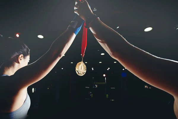 Девушка Чемпионка Синих Защитных Бинтов Мма Держит Руку Золотой Медалью — стоковое фото
