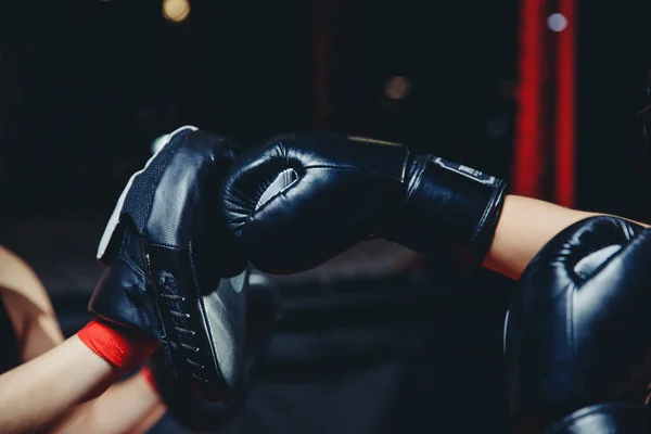 Дівчина спортсмен бокс ММА — стокове фото