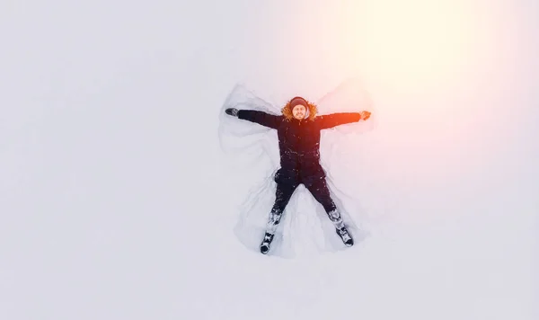 Pohled shora sněhulák anděl v prosinci — Stock fotografie