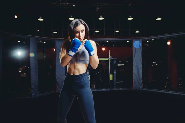 Chica atleta boxeo mma — Foto de Stock