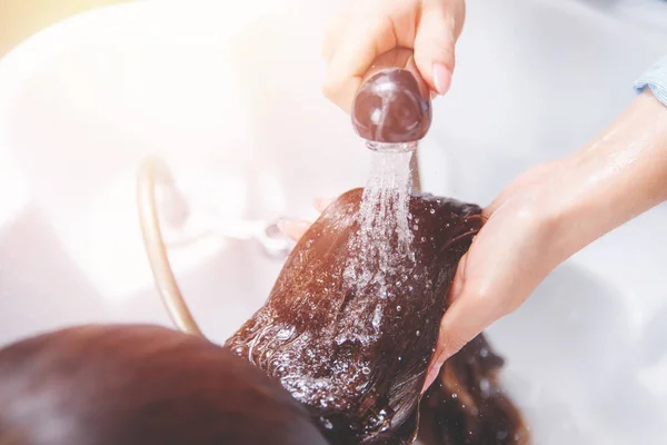 Мытье и промывка головы ручьем — стоковое фото