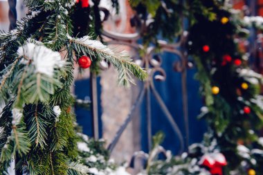 Noel çelenk süslenmiş