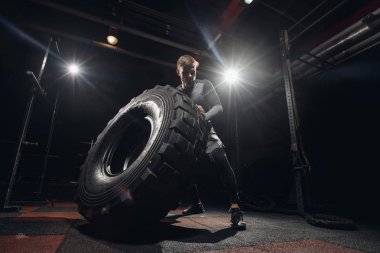 Kas fitness adam lastik tekerlek çevirme.