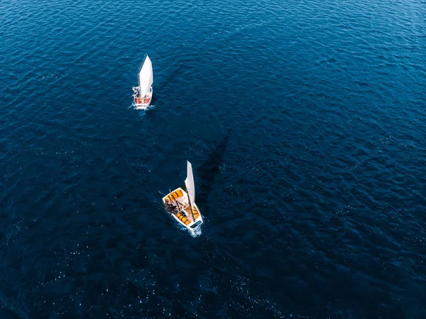 Luchtfoto drone wedstrijden sport witte jachten en boten op het blauwe water van de zee. — Stockfoto