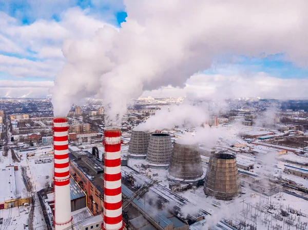 空中上煙の雲を見るし、蒸気の冷却塔工業熱電中央石炭. — ストック写真