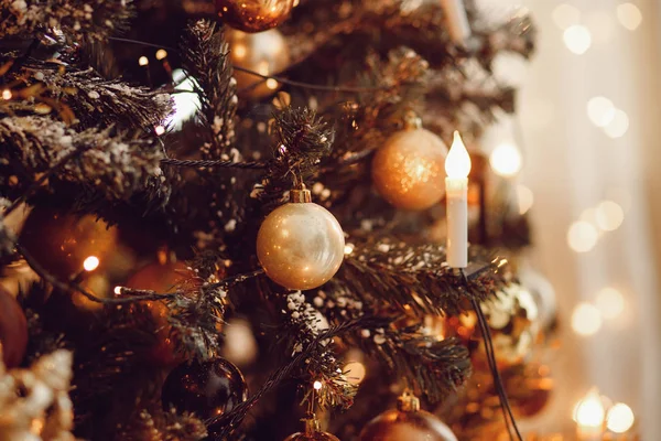 Fondo Oscuro Navidad Primer Plano Bola Año Nuevo Árbol Navidad —  Fotos de Stock