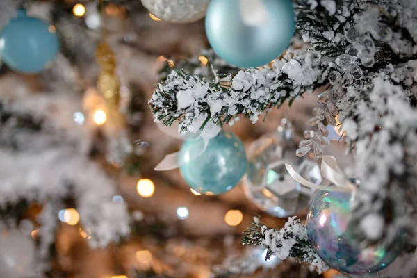 Closeup Christmas tree speelgoed lichte achtergrond — Stockfoto