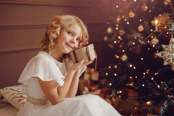 Mała dziewczynka uśmiechający się z Boże Narodzenie nowy rok pudełko. — Zdjęcie stockowe
