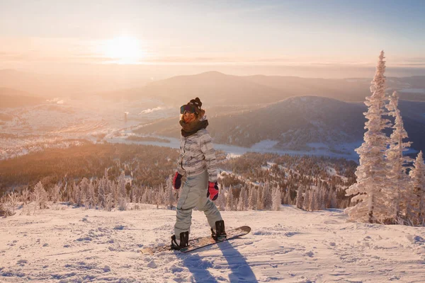 Genç kadın snowboard kar oturur ve özgürce kaymak eğitmen için bekler. — Stok fotoğraf