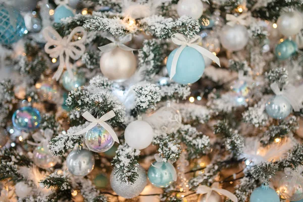 Closeup Christmas tree speelgoed lichte achtergrond — Stockfoto