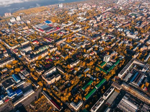 Panoramablick auf die Stadt Herbst, Tom River. Drohnen-Luftaufnahme. — Stockfoto