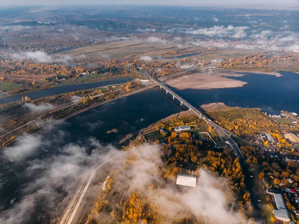 Panoramik şehir sonbahar, Tom nehir. Uçağı hava üstten görünüm. — Stok fotoğraf