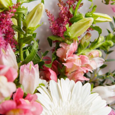 Papatya, lilyum, güller ve egzotik buket mix