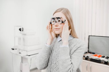 Göz doktoruna danışarak, kadın göz ve gözlük lens alır vizyonu tanılar..