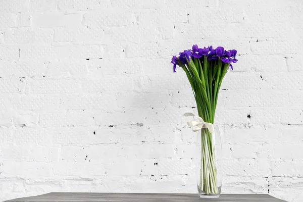 Ramo Flores Iris Sobre Fondo Pared Ladrillo Blanco Espacio Para — Foto de Stock