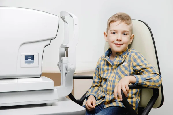Παιδί αγόρι χαμογελά στην καρέκλα οφθαλμίατρο κλινική — Φωτογραφία Αρχείου