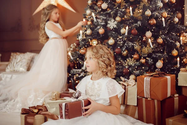 Crianças felizes meninas irmãs trocar presentes de Natal de Ano Novo — Fotografia de Stock