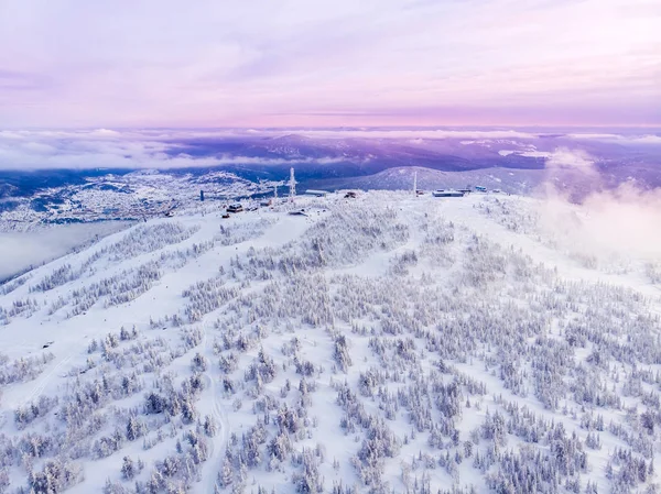 Sheregesh、ケメロヴォ、ロシア、空中ドローン山や森を見る, — ストック写真