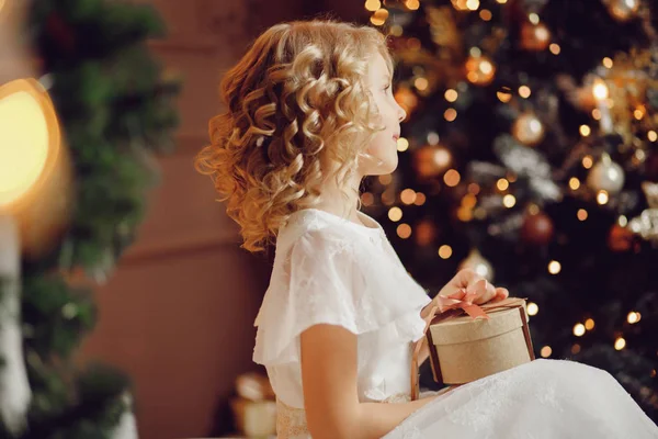 Dziecko dziewczynka w Santa hat otwierając pudełko na prezent Boże Narodzenie nowy rok — Zdjęcie stockowe